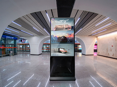 ดินยืน Digital Signage สีขาว 4K ภายในห้องตั้ง Totem LCD ลงโฆษณา